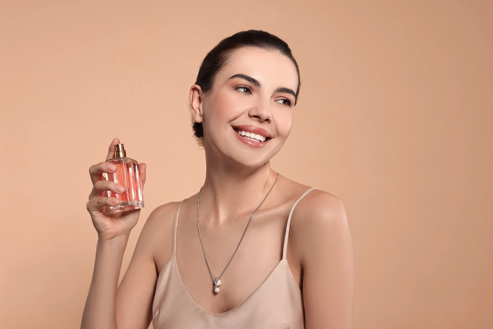 Perfumy z charakterem – trwałe zapachy dla kobiet z ogonem, które nie zostają w tle